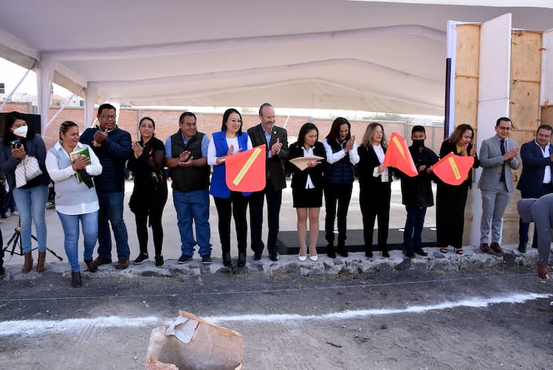 USEBEQ construye arcotecho e instalaciones deportivas en primaria Rogelio Garfias Ruiz