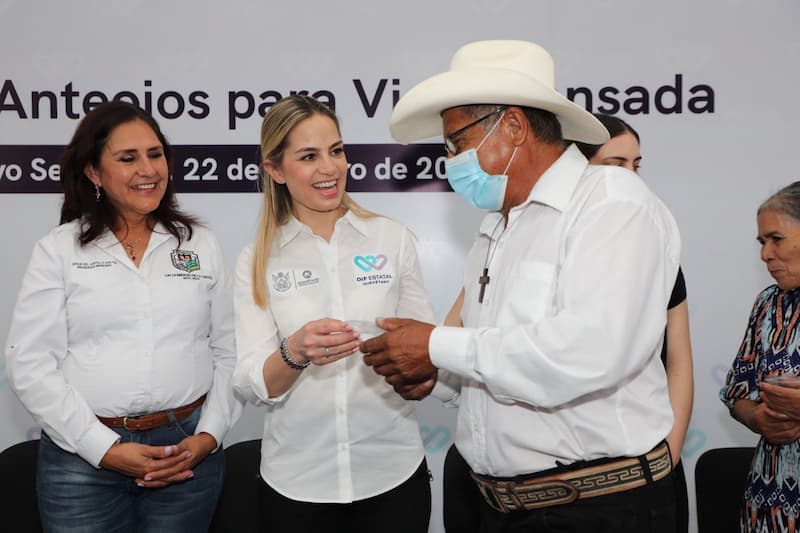 Entrega Sistema Estatal DIF lentes para adultos mayores en Jalpan y Arroyo Seco
