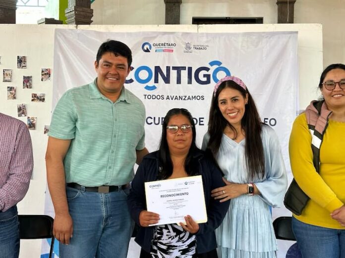 Se clausuraron cuatro cursos de capacitación para el autoempleo en los municipios de Cadereyta de Montes y San Joaquín en el que se beneficiaron 80 mujeres.
