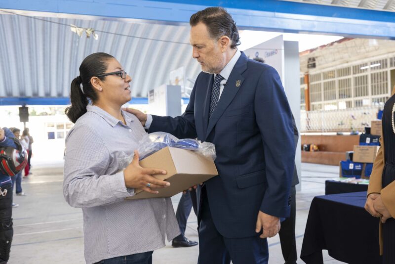 Entrega simultánea de útiles escolares y uniformes deportivos iniciada por Mauricio Kuri