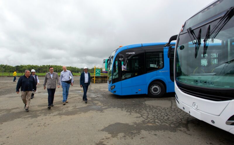 Gobernador de Querétaro supervisa unidades de transporte público en Colombia