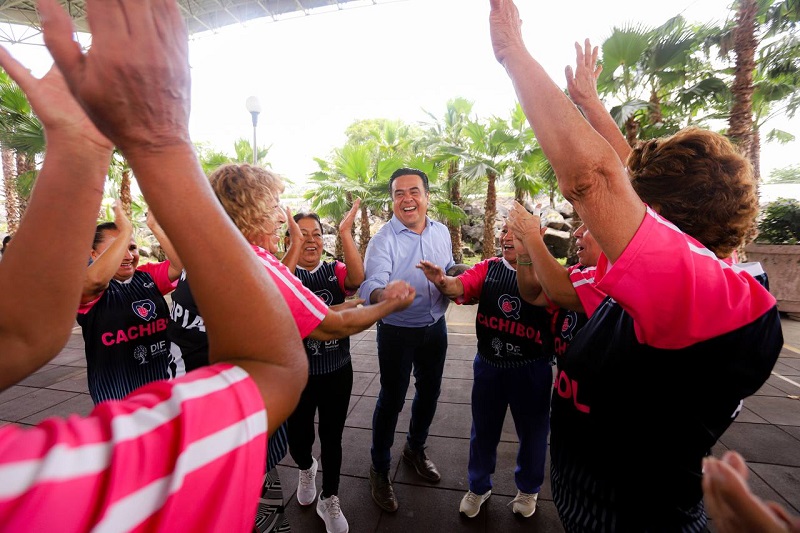 Luis Nava supervisa actividades en el Centro del Adulto Mayor Nänxu de Querétaro