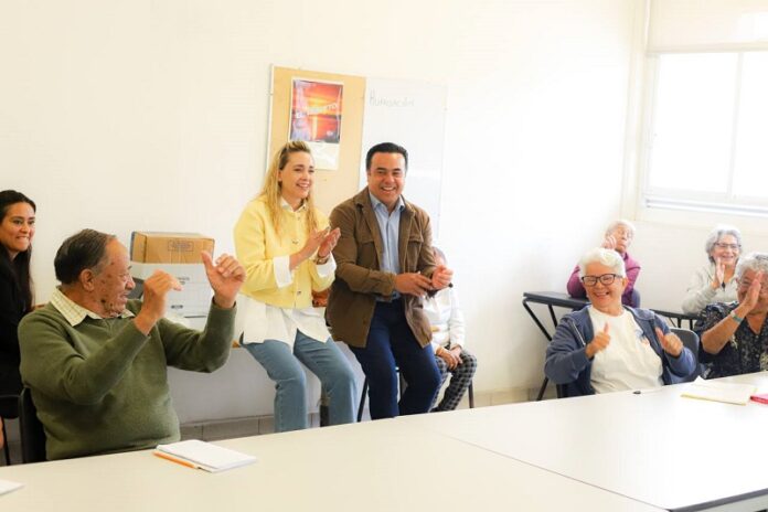 Luis Nava supervisa actividades en el Centro del Adulto Mayor Nänxu de Querétaro
