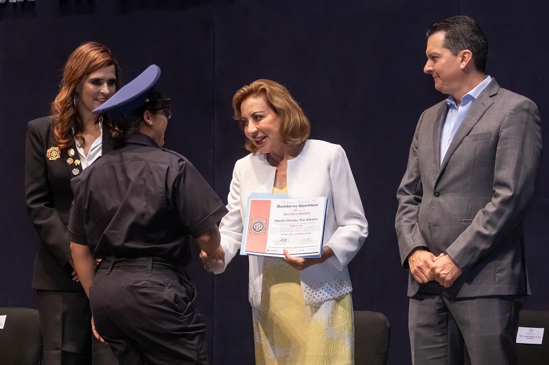 Lupita Murguía festejó el 74 aniversario del heroico cuerpo de bomberos de Querétaro