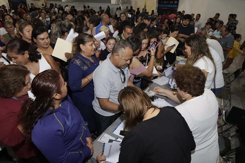 326 familias del Fraccionamiento Fray Junípero Serra celebran la entrega de sus escrituras