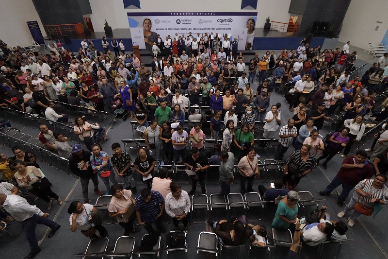 326 familias del Fraccionamiento Fray Junípero Serra celebran la entrega de sus escrituras