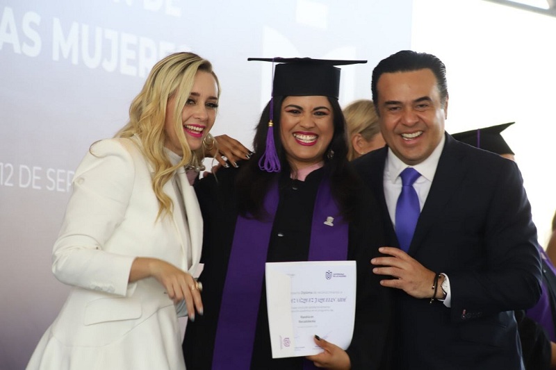 Egresa primera generación de la Universidad de las Mujeres en Querétaro