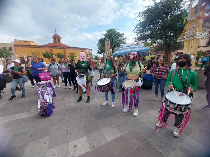 Piden aborto legal durante marcha feminista en Querétaro