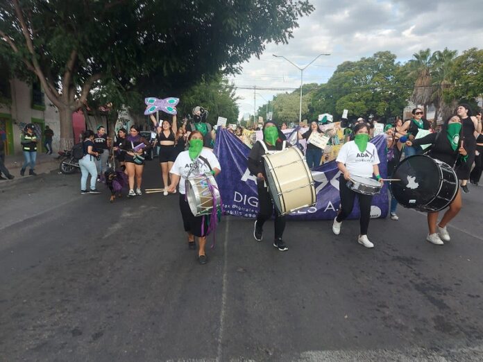 Piden aborto legal durante marcha feminista en Querétaro