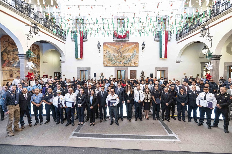 Reconoce Mauricio Kuri a Bomberos de Querétaro por su labor valiente