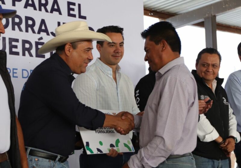 SEDEA impulsa a la agricultura en Querétaro entregando semilla a productores