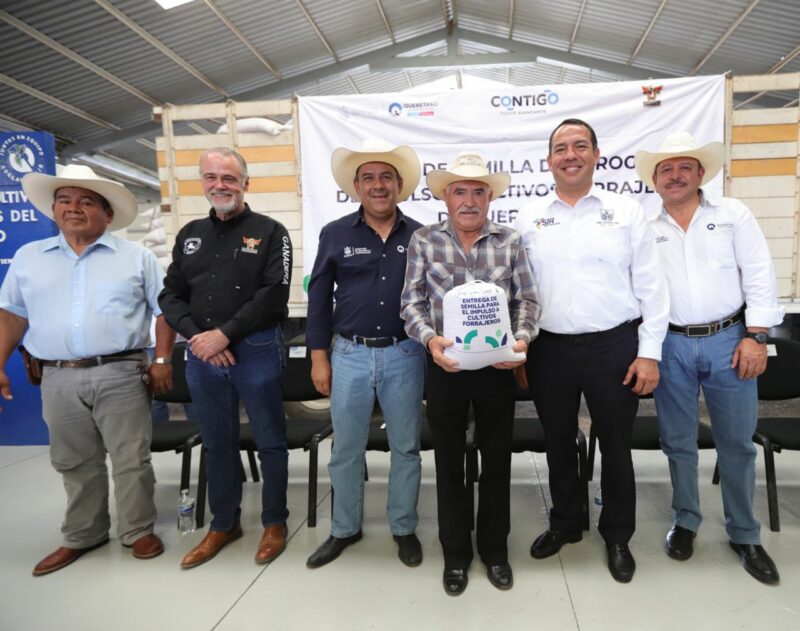SEDEA impulsa a la agricultura en Querétaro entregando semilla a productores