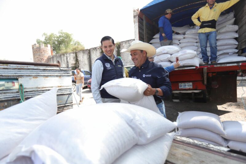 SEDEA impulsa a la agricultura en Querétaro entregando semilla a productores