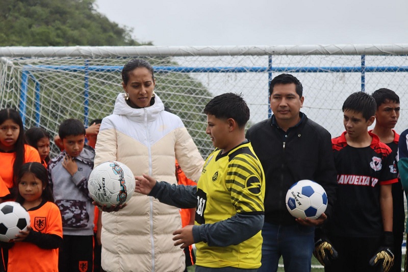 INDEREQ materializa petición ciudadana de 30 años con cancha en Landa de Matamoros