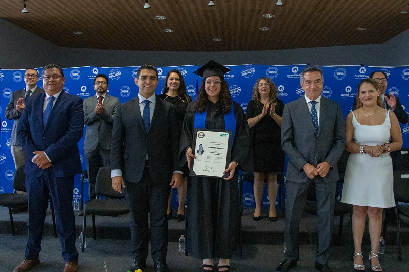 Nueva generación de profesionistas se gradúa de la UPQ