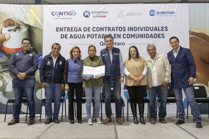 Santa Rosa Jáuregui recibe contratos individuales para agua potable