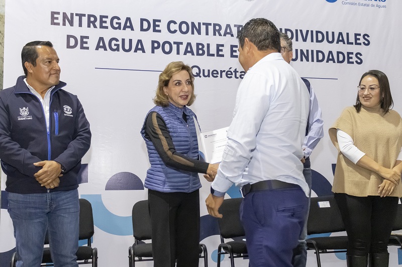 Santa Rosa Jáuregui recibe contratos individuales para agua potable